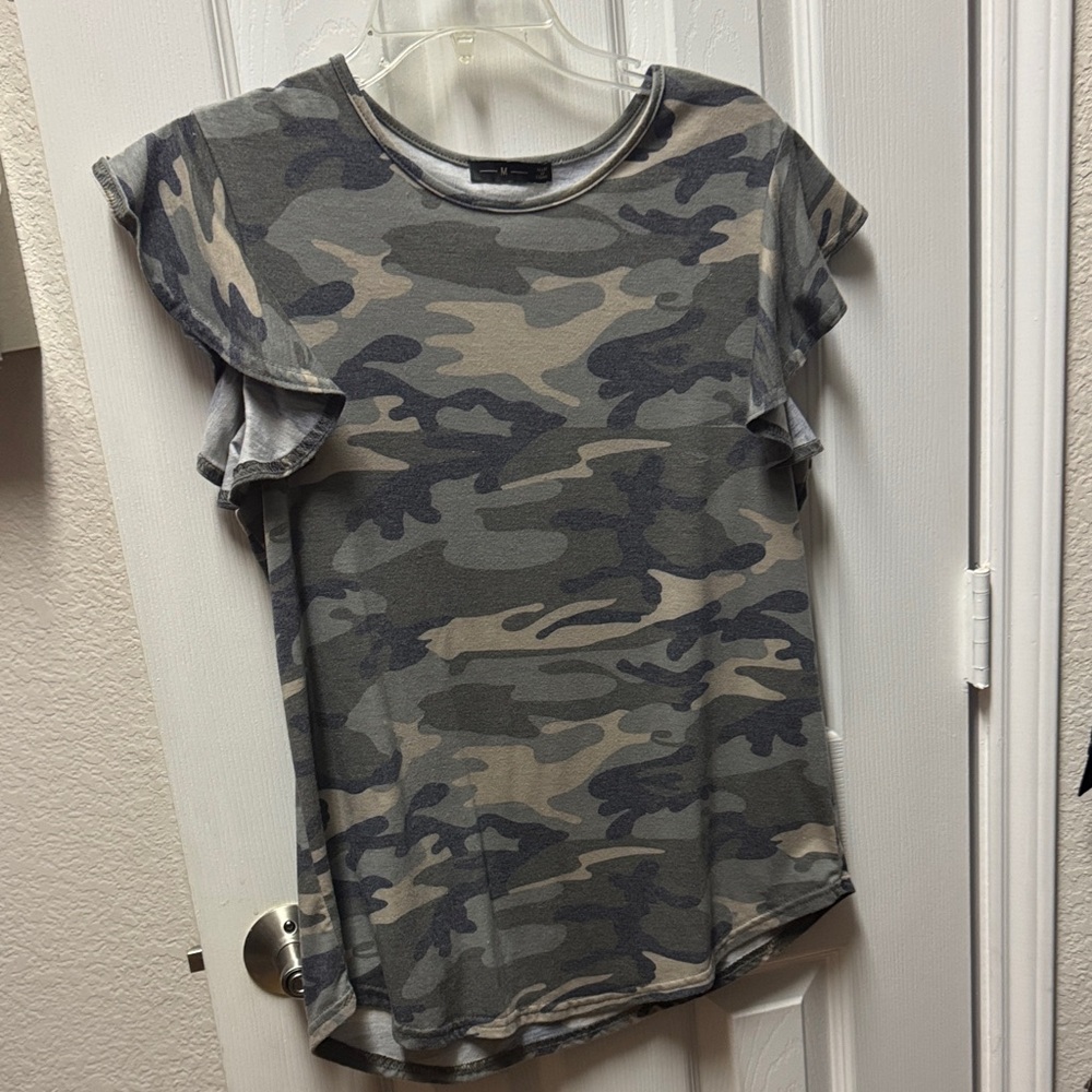 SHEIN Camouflage Ruffle Sleeve Tee
